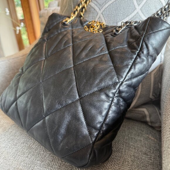 Chanel 19 shopping bag black quilted lambskin leather tote - Picture 3 of 16